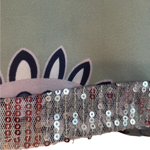 Sage green woman’s abstract short sleeve top size medium - Picture 3 of 6